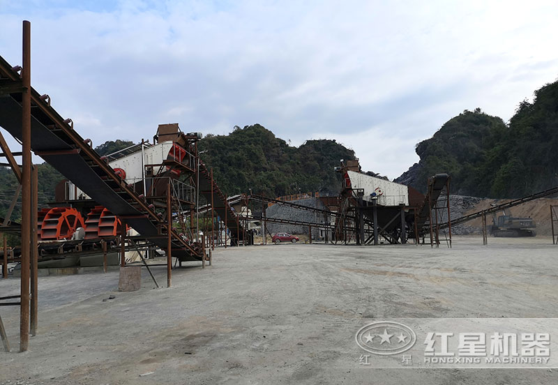 方案三配置現(xiàn)場：破碎機+制砂機+洗砂機，費用80萬以上