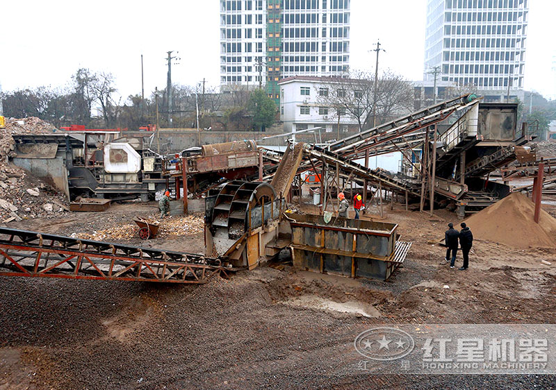 建筑垃圾制沙現(xiàn)場，配置車載制沙機